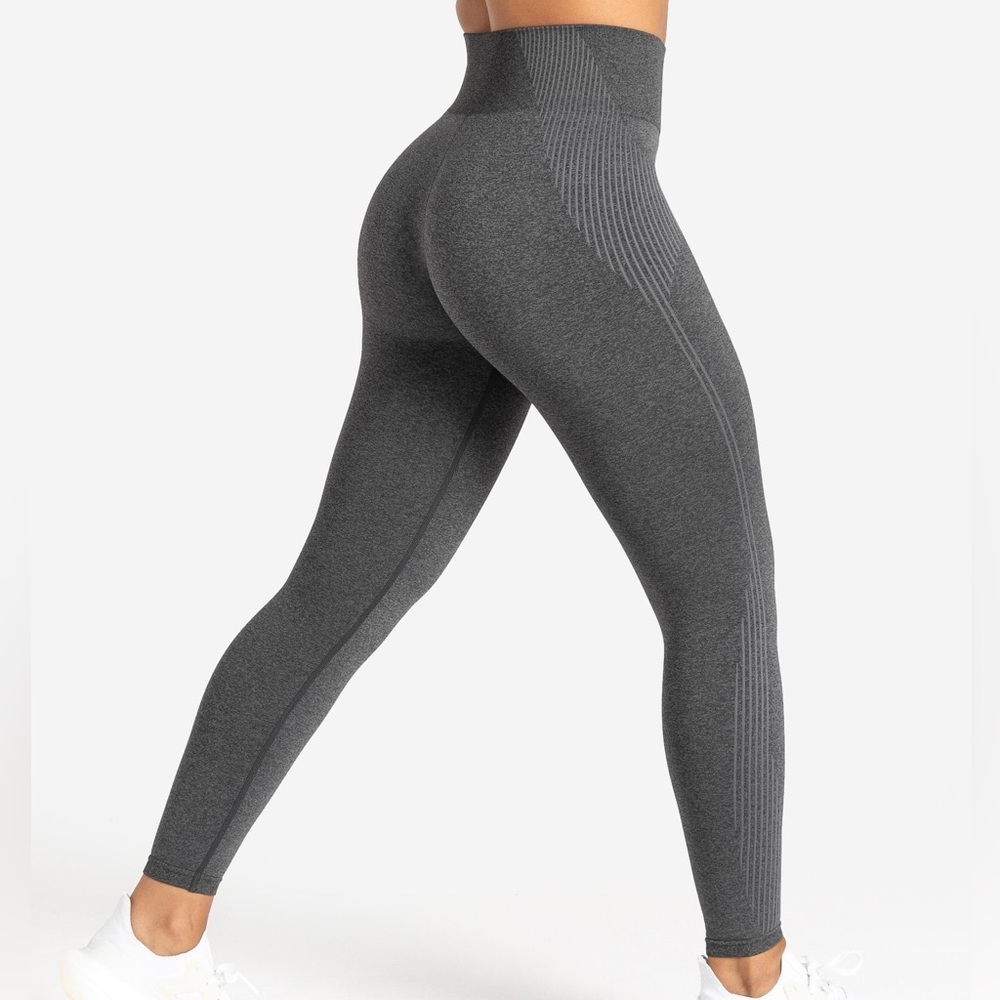 Pursue Fitness ADAPT Seamless Leggings
Charcoal NWT Size Small